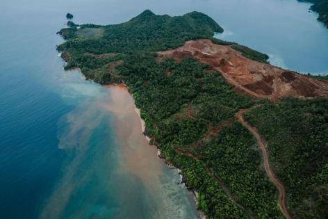 Potret operasi tambang di Pulau Gag. (https://www.greenpeace.org/indonesia/aksi/save-raja-ampat/)